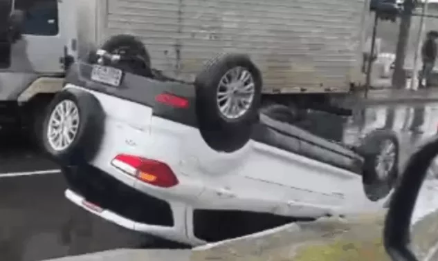 Carro capota em São Rafael