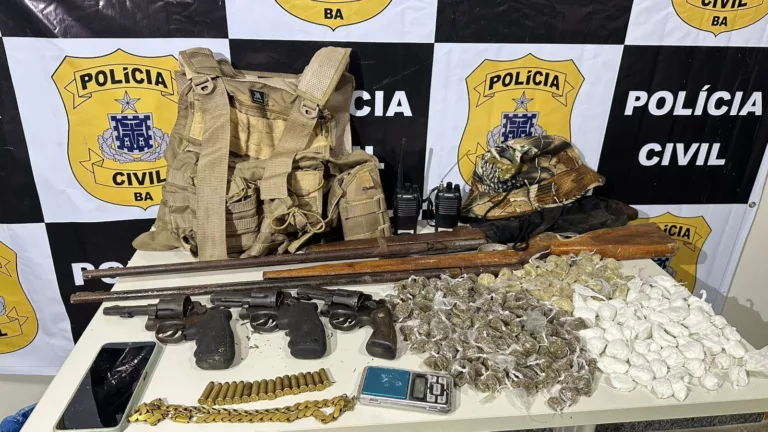 Com os traficantes foram encontradas drogas e armas Foto: Divulgação/SSP-BA