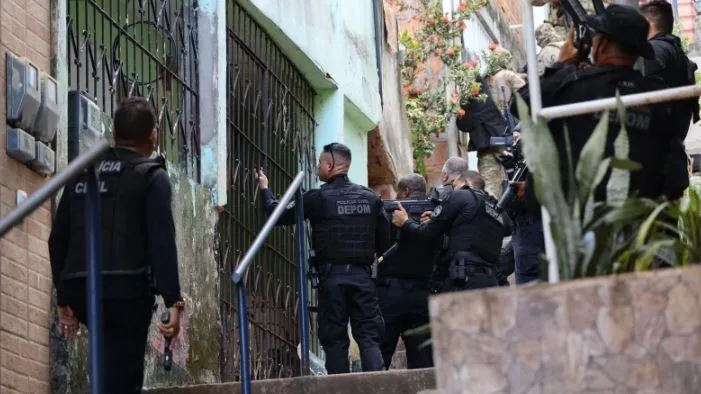 Quatro criminosos mantém duas pessoas reféns Foto: SSP/BA