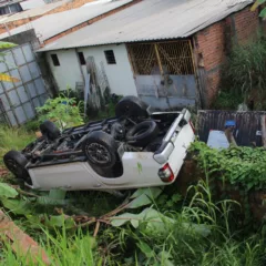 Carro capota na Luis Eduardo Magalhães