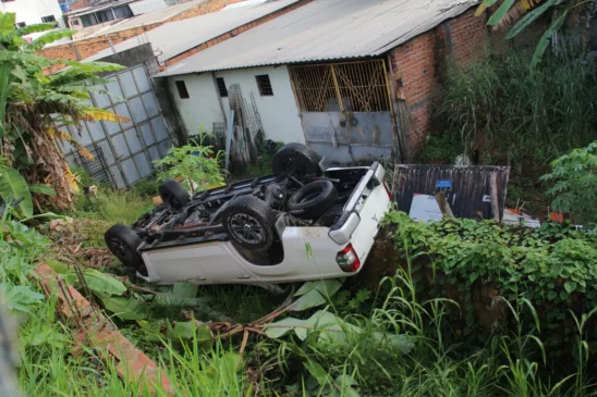 Carro capota na Luis Eduardo Magalhães