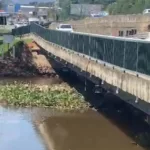 Corpo boiando no Rio Joanes