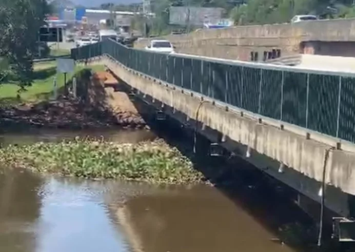 Corpo boiando no Rio Joanes