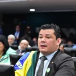 Deputado bolsonarista que xingou ministra de Lula reage após ter mandato suspenso na Câmara