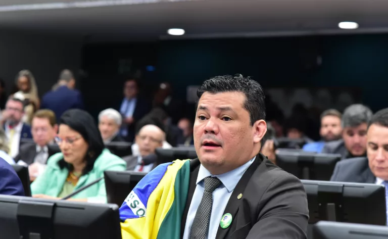 Deputado bolsonarista que xingou ministra de Lula reage após ter mandato suspenso na Câmara