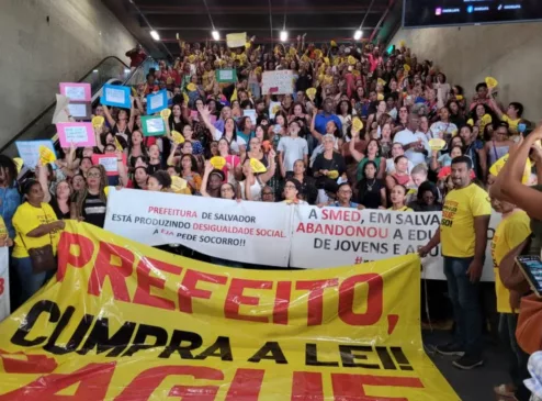 Professores já estão com braços cruzados há 16 dias Foto: Divulgação/APLB