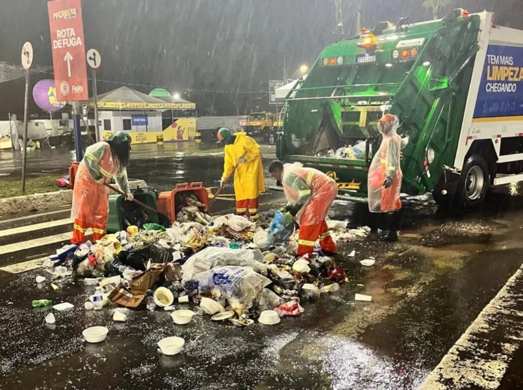 Micareta de Feira: “Bloco da Limpeza” recolhe 8 toneladas de resíduos após 2º dia da folia