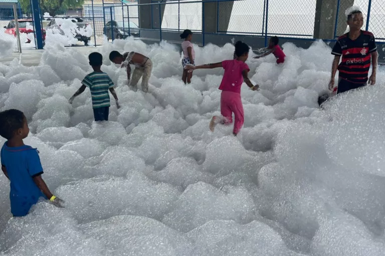 Micareta de Feira: Espaço Kids promove banho de espuma para filhos de ambulantes
