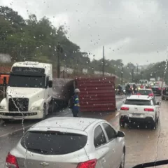 Carreta tomba no Derba