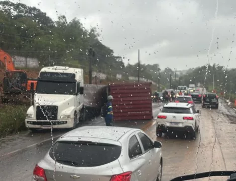Carreta tomba no Derba