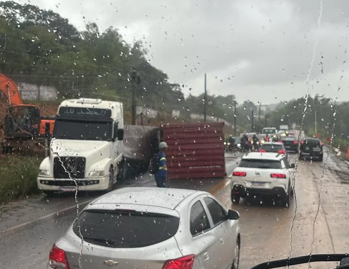 Carreta tomba no Derba