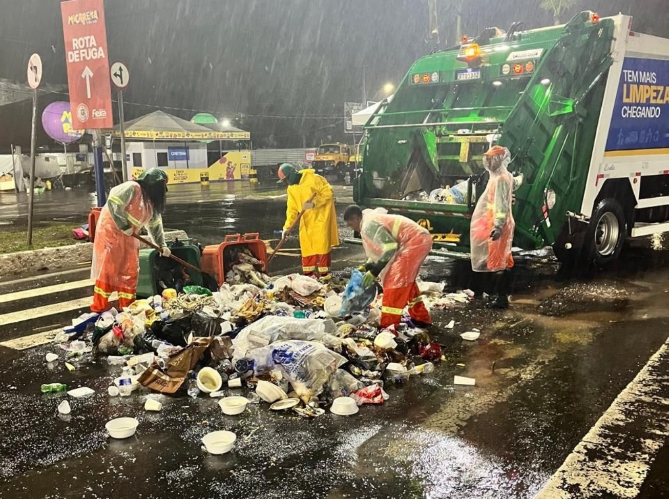 Micareta de Feira: “Bloco da Limpeza” recolhe 8 toneladas de resíduos após 2º dia da folia