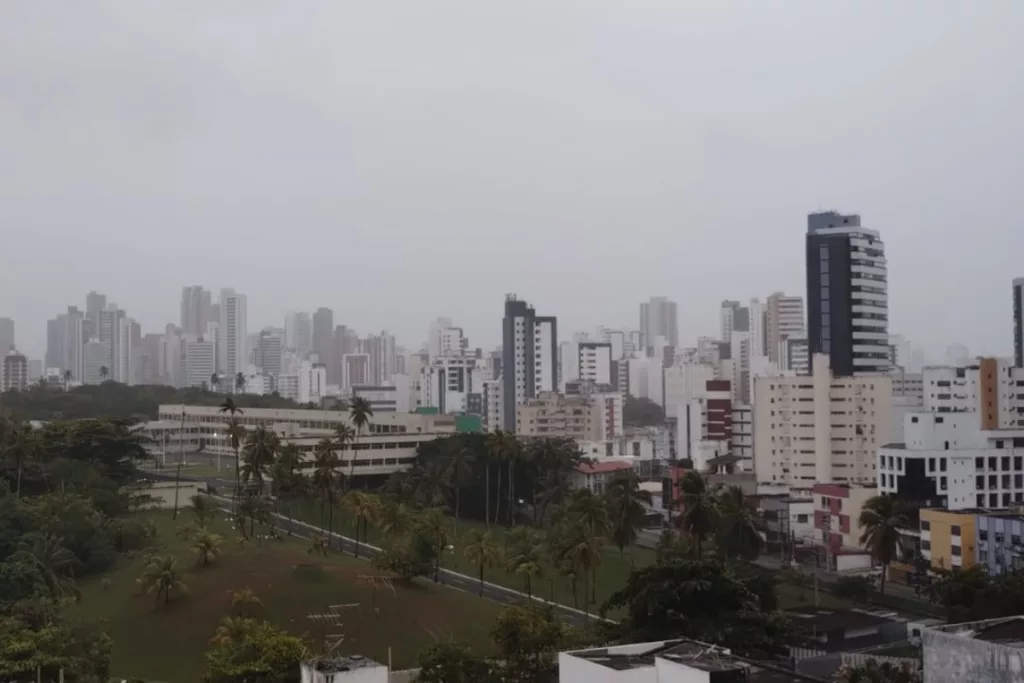 Salvador: Sistema de baixa pressão e resquício de frente fria mantém clima chuvoso