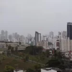 Salvador: Sistema de baixa pressão e resquício de frente fria mantém clima chuvoso