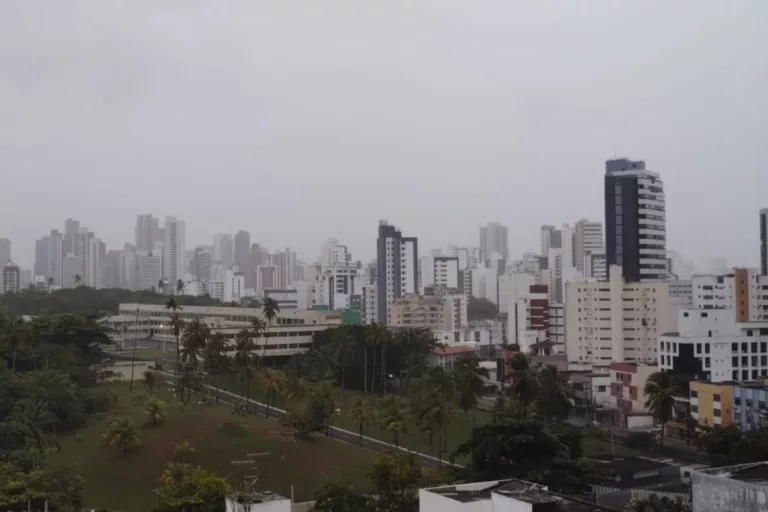 Salvador: Sistema de baixa pressão e resquício de frente fria mantém clima chuvoso