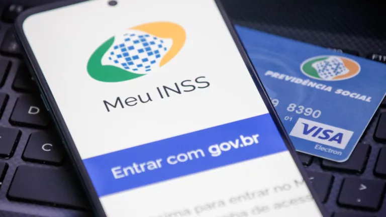 Circulam nas redes sociais boatos sobre o auxílio-reclusão, pago pelo Instituto Nacional do Seguro Social (INSS). Na verdade, o benefício é equivalente a um salário mínimo — agora de R$ 1.302 — como determina a lei. É falsa a informação de que o valor subiu para R$ 1.754,18.