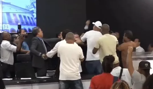 Confusão na CMS