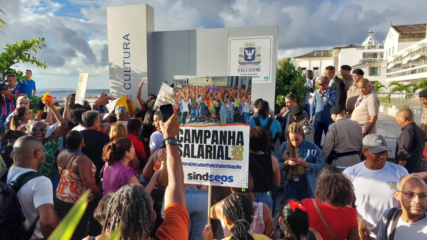 Servidores municipais em protesto na Praça Municipal. Foto: Aparecido Silva/PS Notícias