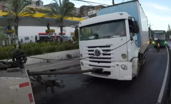 O caminhão travou o trânsito no sentido Bonocô Foto: Reprodução/TV Bahia