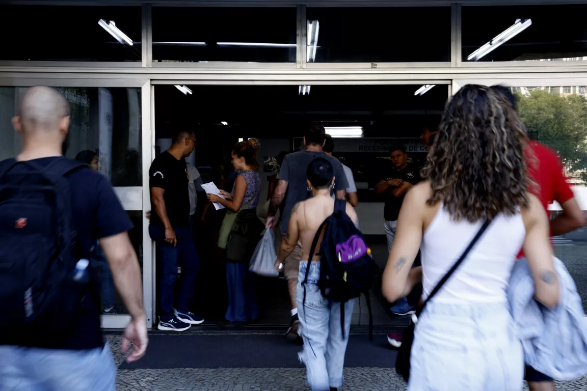 Candidatos entram em local de prova. Foto: Tânia Rêgo/Agência Brasil