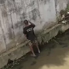 Garis salvam homem que estava dentro de córrego em Salvador