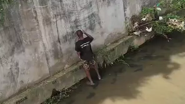 Garis salvam homem que estava dentro de córrego em Salvador