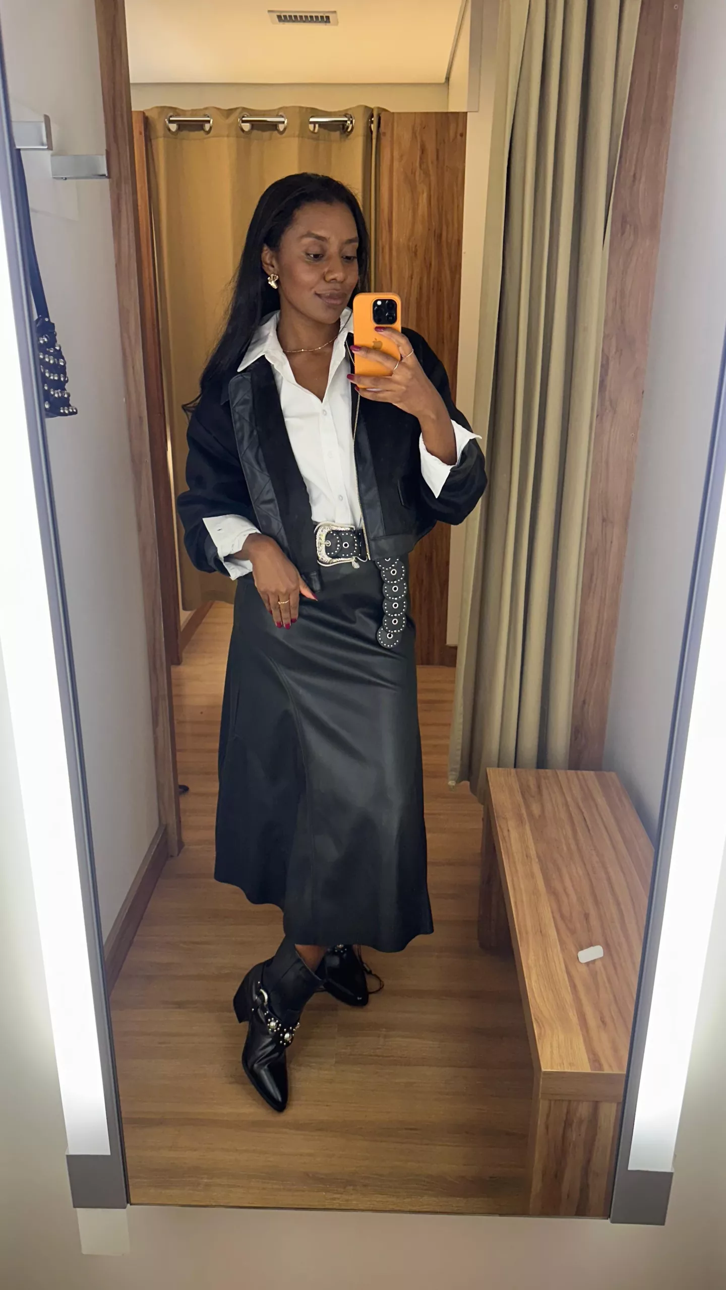 Looks de couro e com brilho são tendência no São João deste ano Looks de couro e com brilho são tendência no São João deste ano