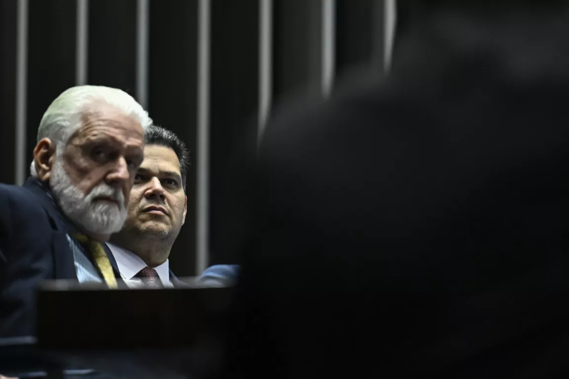 Líder do governo no Senado, Jaques Wagner (PT), ao lado do presidente do Senado, Davi Alcolumbre (UB-AP). Foto: Andressa Anholete/Agência Senado