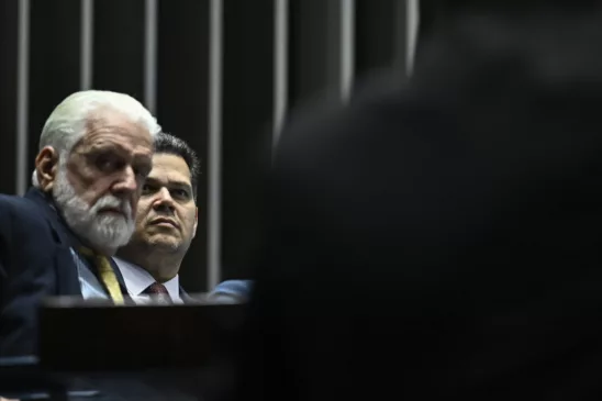 Líder do governo no Senado, Jaques Wagner (PT), ao lado do presidente do Senado, Davi Alcolumbre (UB-AP). Foto: Andressa Anholete/Agência Senado