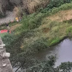 VÍDEO: Carro é atingido por carreta e despenca de ponte em Cândido Sales