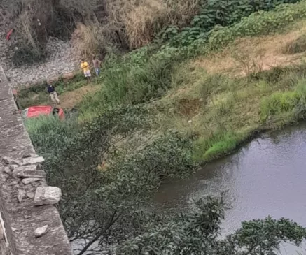 VÍDEO: Carro é atingido por carreta e despenca de ponte em Cândido Sales