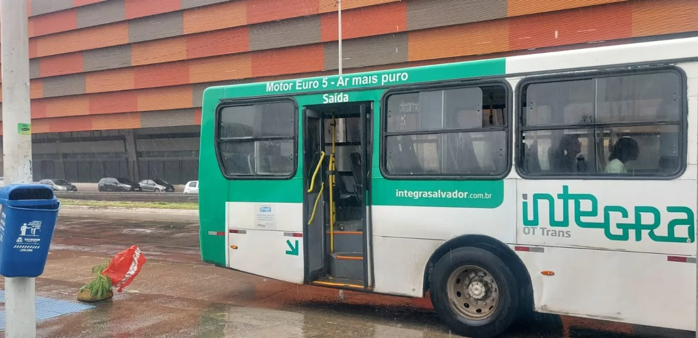 ônibus assaltado no Detran
