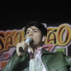 Léo Foguete canta na chuva, vai até o público e põe prefeito para dançar em Cruz das Almas