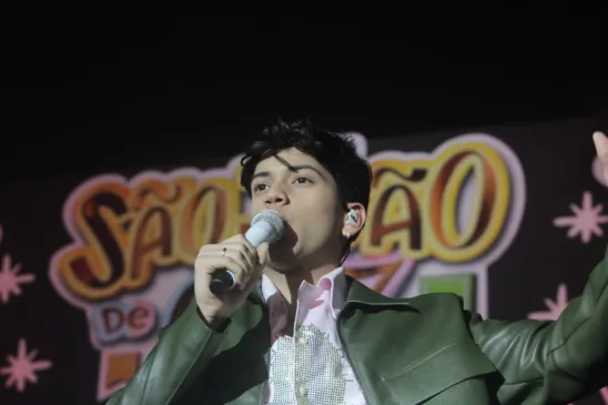 Léo Foguete canta na chuva, vai até o público e põe prefeito para dançar em Cruz das Almas