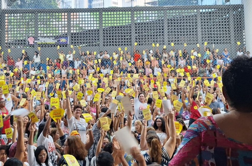 Professores de salvador em assembleia. Foto: APLB-Sindicato/Divulgação