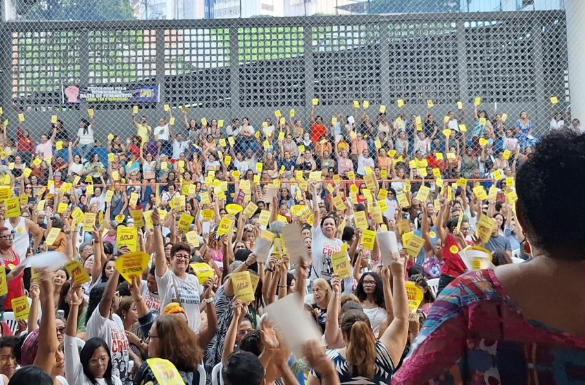 Professores de salvador em assembleia. Foto: APLB-Sindicato/Divulgação