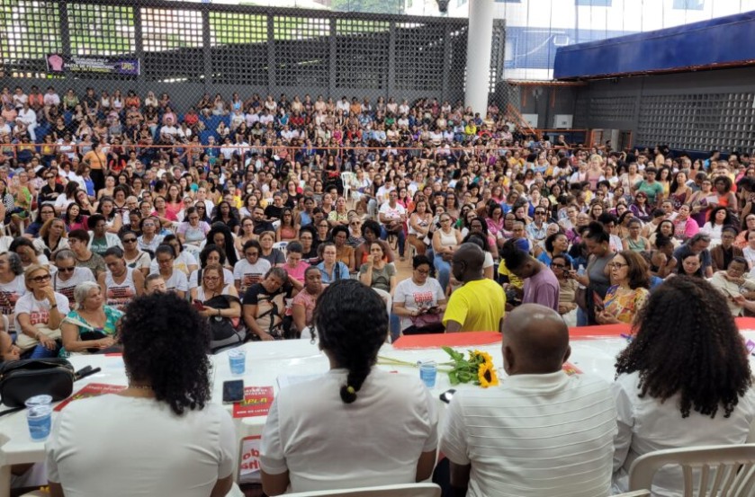Professores da rede municipal de ensino de Salvador em assembleia. Foto: Divulgação/APLB-Sindicato