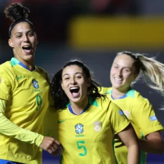 Amanda Gutierres e Dudinha, artilheiras da noite, celebram o gol marcado pela volante | Foto: Lívia Villas Boas/CBF
