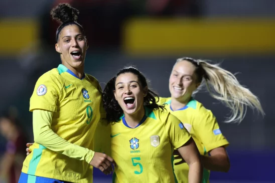 Amanda Gutierres e Dudinha, artilheiras da noite, celebram o gol marcado pela volante | Foto: Lívia Villas Boas/CBF