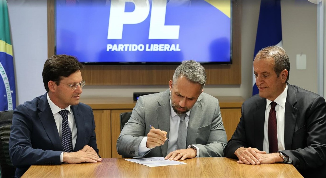 Flavio Matos assina ficha de filiação ao PL. Foto: Beto Barata/PL/Divulgação
