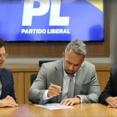 Flavio Matos assina ficha de filiação ao PL. Foto: Beto Barata/PL/Divulgação