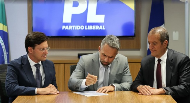 Flavio Matos assina ficha de filiação ao PL. Foto: Beto Barata/PL/Divulgação