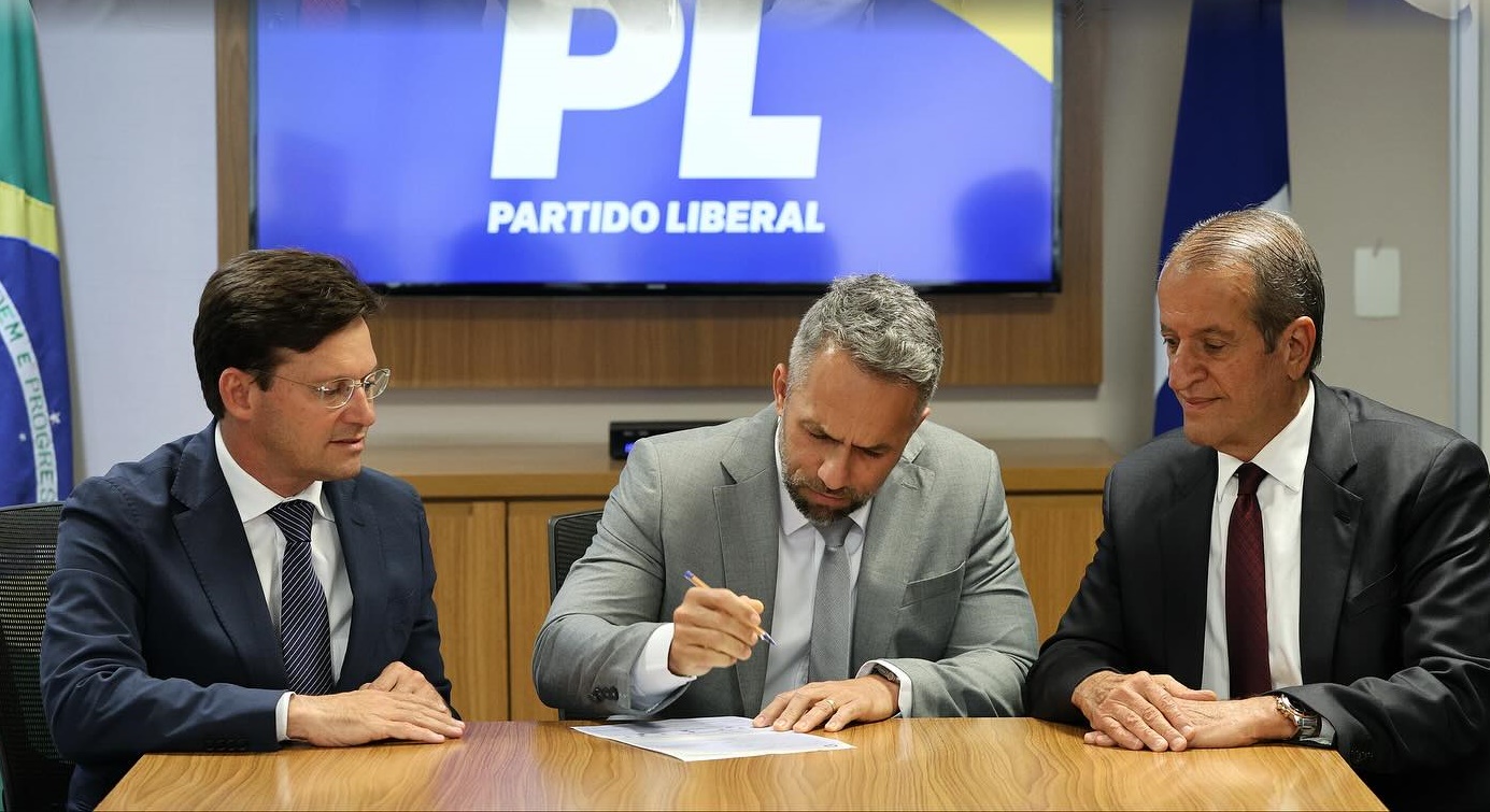Flavio Matos assina ficha de filiação ao PL. Foto: Beto Barata/PL/Divulgação