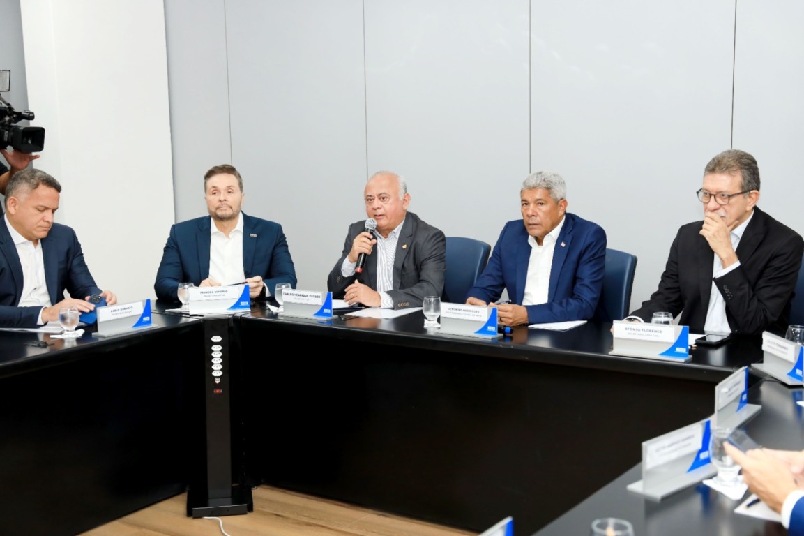 Jerônimo Rodrigues em reunião com representantes do setor produtivo. Foto: Thuane Maria/GOVBA