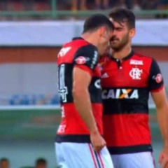 Rhodolfo e Felipe Vizeu discutem em jogo do Flamengo | Foto: Reprodução/Globo