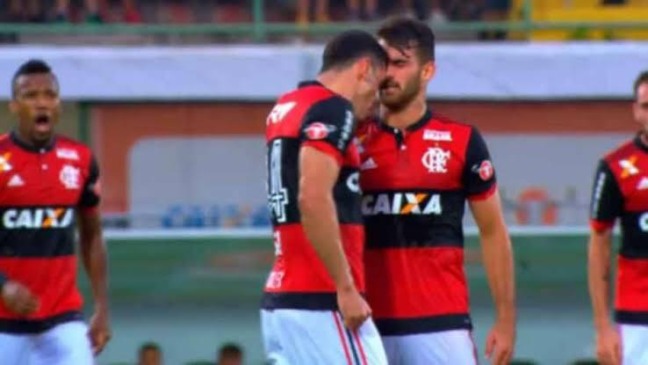 Rhodolfo e Felipe Vizeu discutem em jogo do Flamengo | Foto: Reprodução/Globo