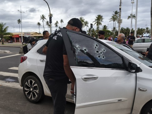 Carro crivado de bala