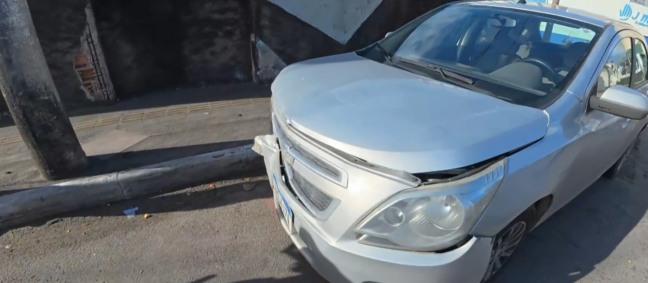 Carro bate na avenida Oscar Pontes