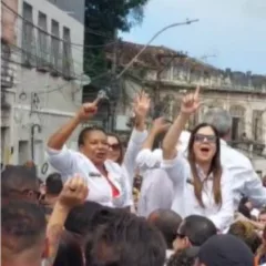 Ao som de fanfarras, ministra Margareth Menezes cai na folia ao lado de Janja e Tatiana Velloso durante cortejo do 2 de Julho