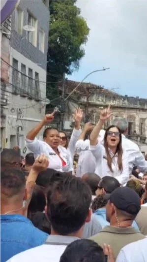 Ao som de fanfarras, ministra Margareth Menezes cai na folia ao lado de Janja e Tatiana Velloso durante cortejo do 2 de Julho